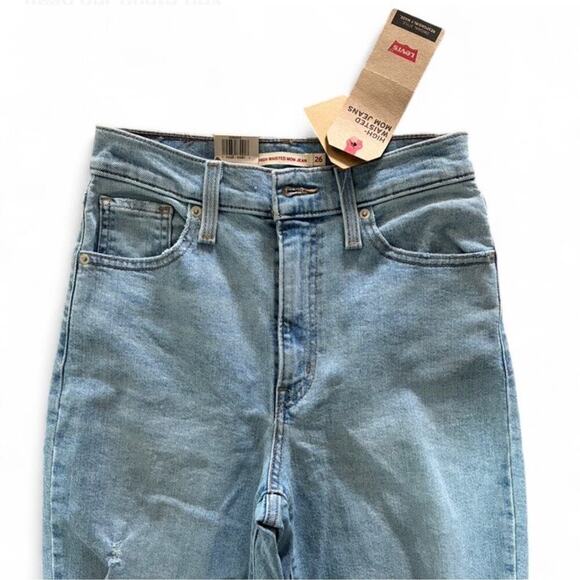 Women’s NWT Levi Strauss High Waisted Mom Jean Light Wash 26” Waist 27” Inseam - Picture 2 of 7